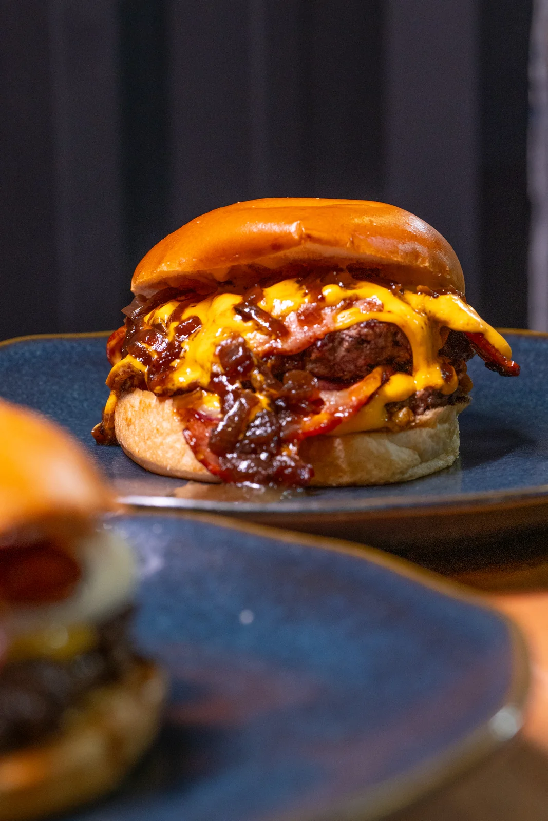 Smash BBQ, hambúrguer artesanal com molho barbecue e anéis de cebola