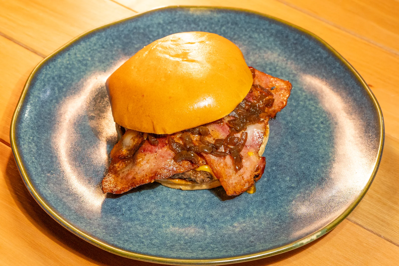 Smash Bacon, hambúrguer artesanal com bacon crocante e queijo derretido