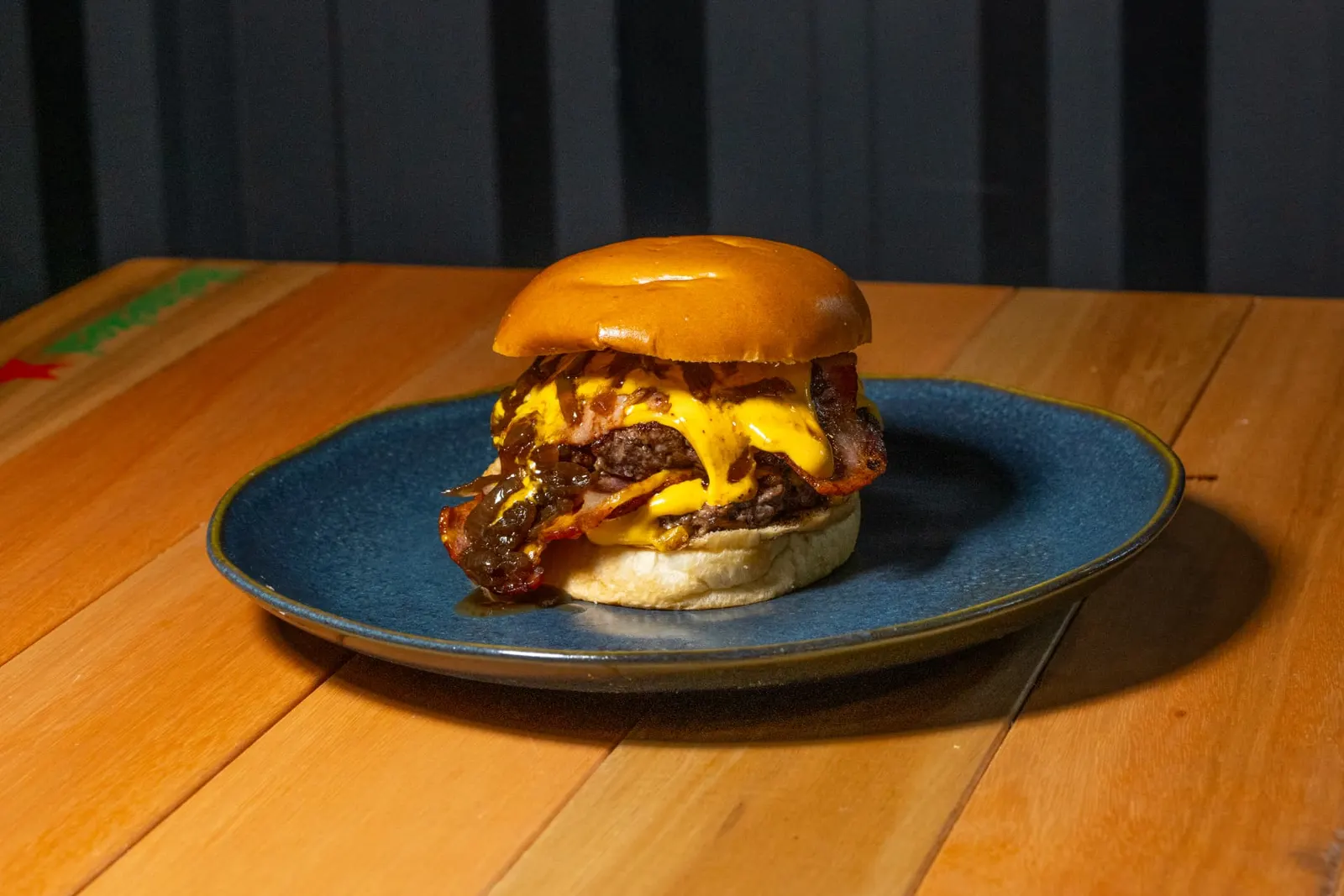 Smash burger com bacon, cheddar e cebola caramelizada