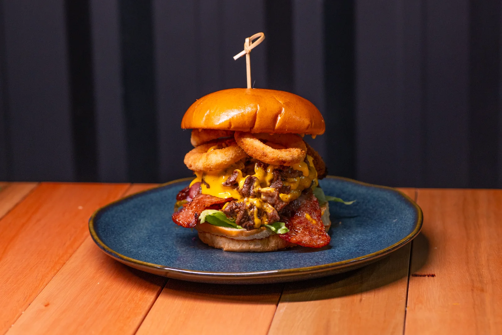 Smash Supremo com onion rings, bacon e cheddar