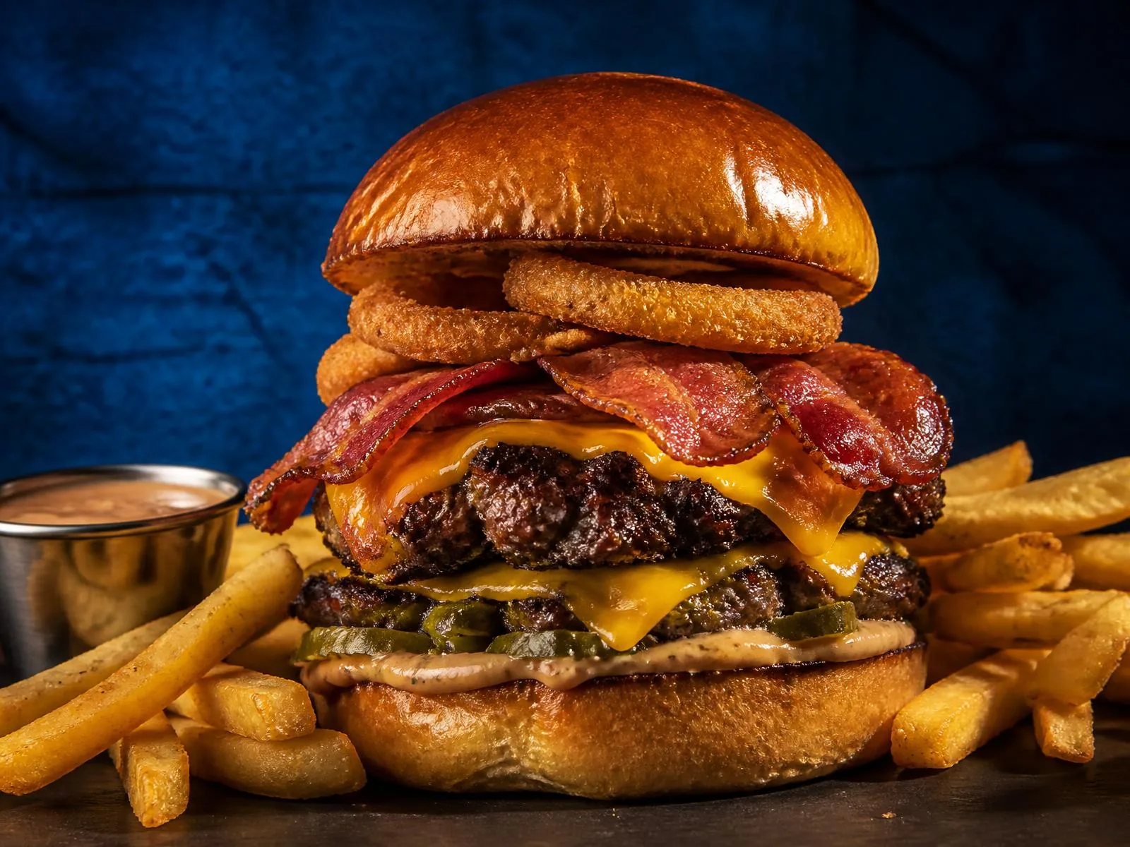 Hambúrguer artesanal da Smash Burger com bacon, cheddar e batatas fritas