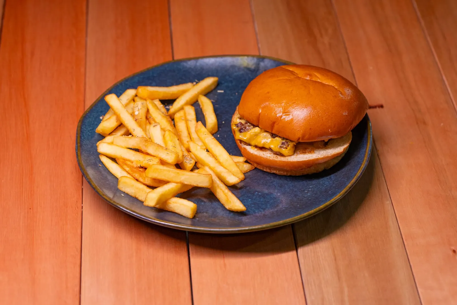 Smash burger com cheddar e porção de fritas