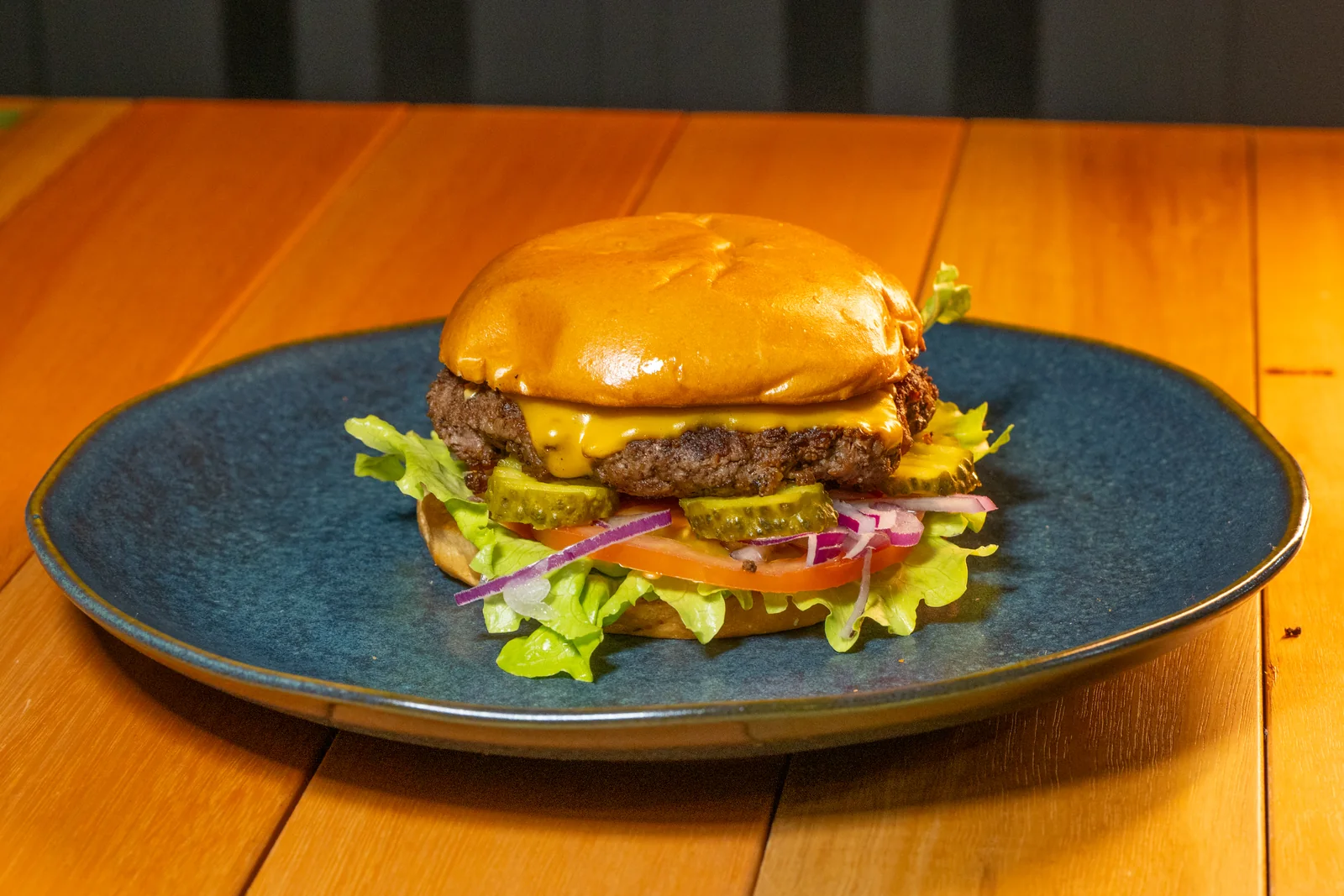 Smash salada com carne, queijo e vegetais frescos